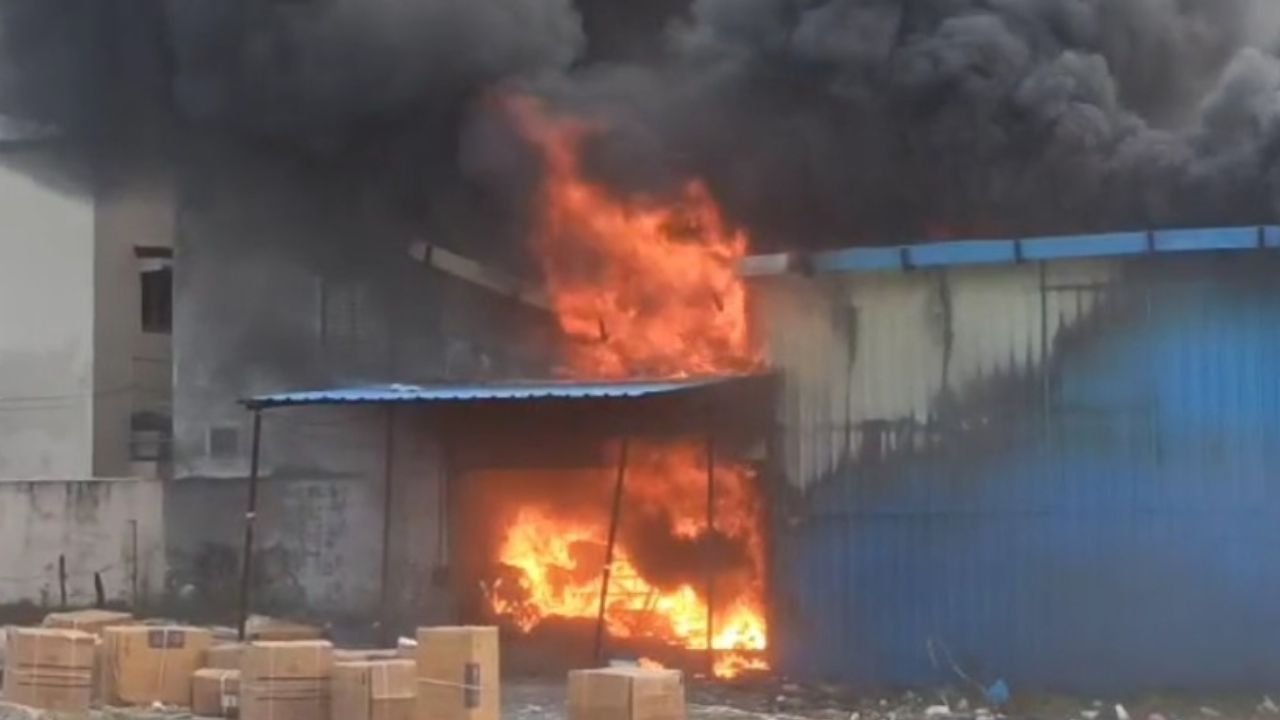 इंदौर: डिस्पोजल गोदाम में लगी भीषण आग, कड़ी मेहनत के बाद पाया गया काबू