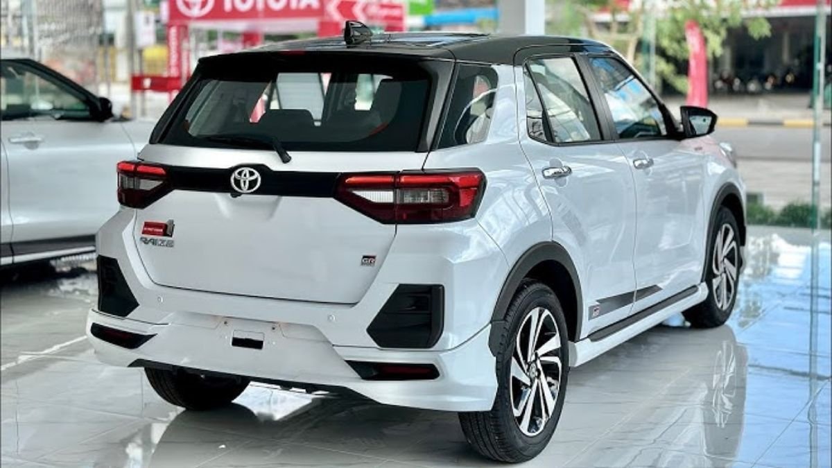 Punch के तोते उड़ा देंगी Toyota की धांसू गाड़ी, स्टेंडर्ड फीचर्स के साथ पॉवरफुल इंजन, देखिये कीमत