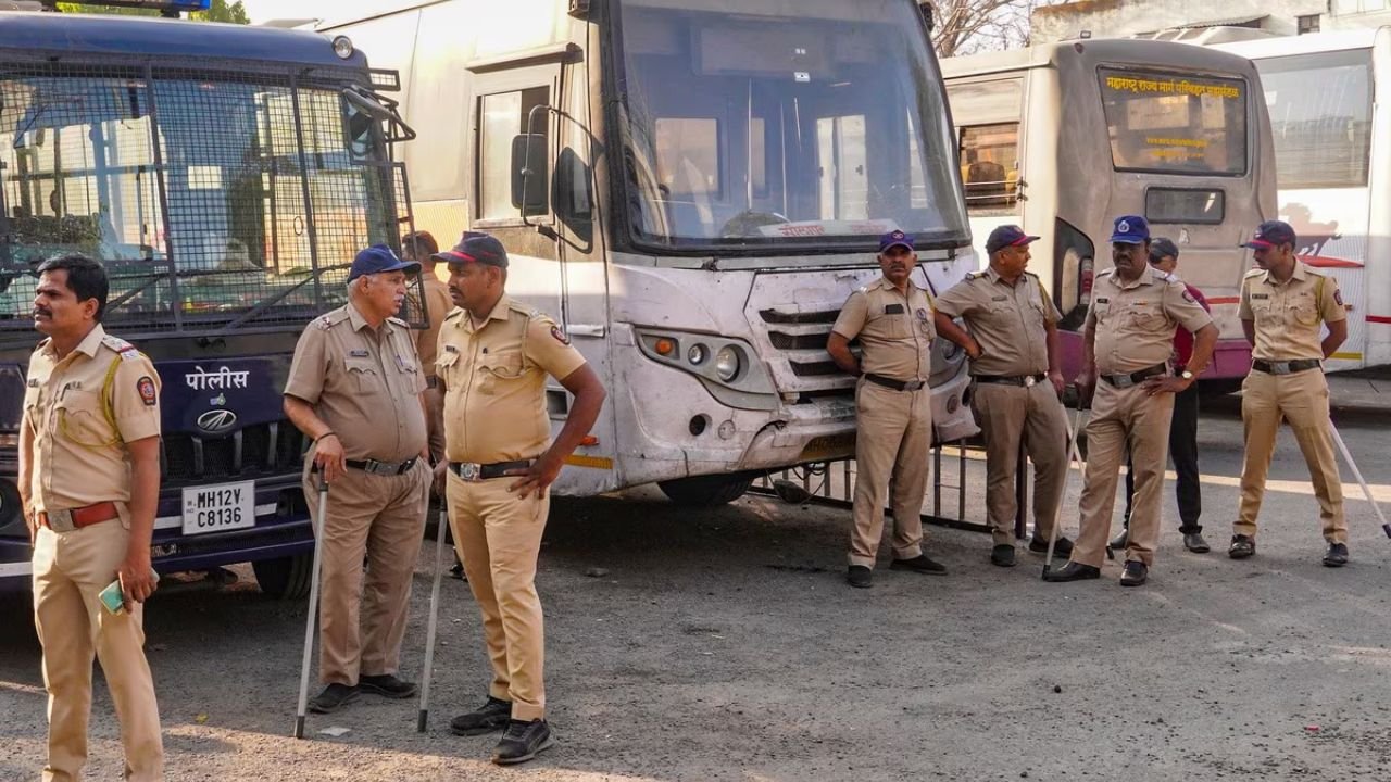 Pune Bus Rape Case: पुणे में सरकारी बस में रेप केस का आरोपी गन्ने के खेत से गिरफ्तार, गांव वालों ने पुलिस की मदद की जाने पूरा मामला