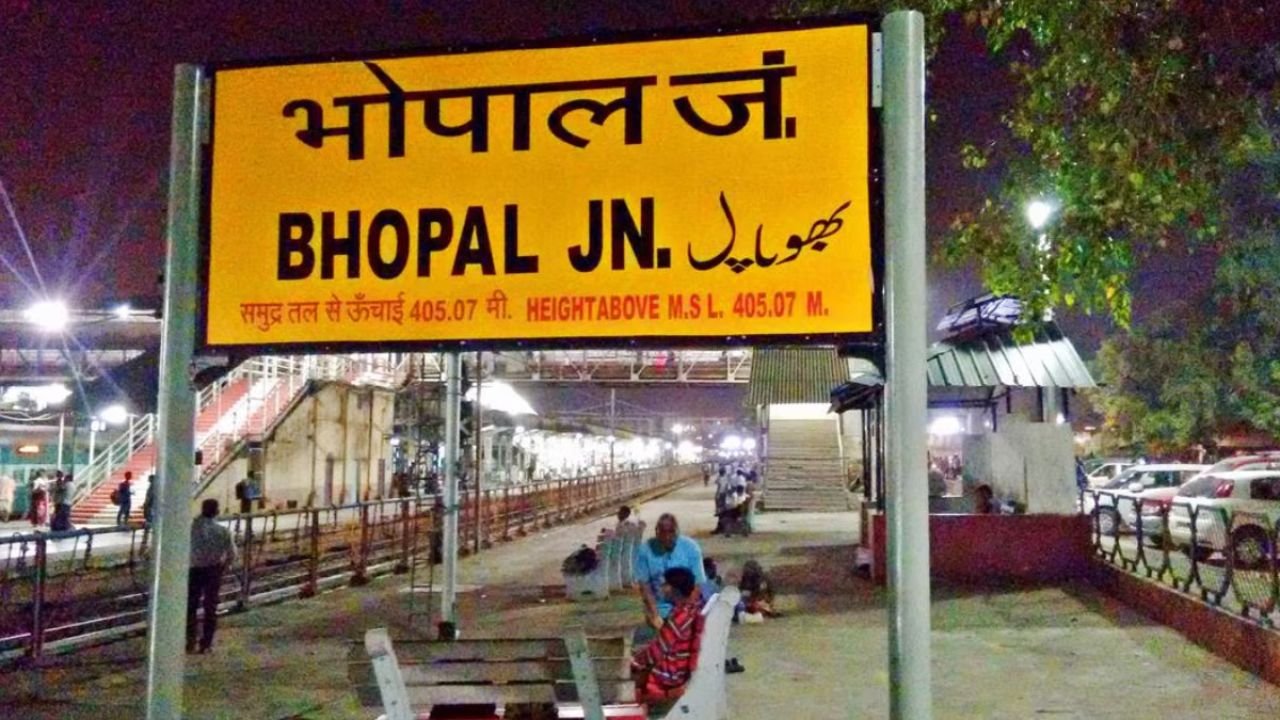 Bhopal News: रेलवे ने गंदगी फ़ैलाने वालों पर लगाया जुर्माना, 11 महीने में वसूले 35 लाख 49 हजार रुपए